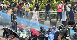 শিক্ষক নিবন্ধনের সনদের দাবিতে আন্দোলনকারীদের ওপর জলকামান-সাউন্ড গ্রেনেড নিক্ষেপ